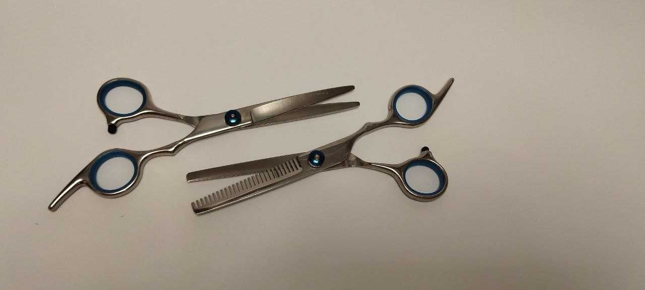 Набор серебристых парикмахерских ножниц. Прямые и филировочные