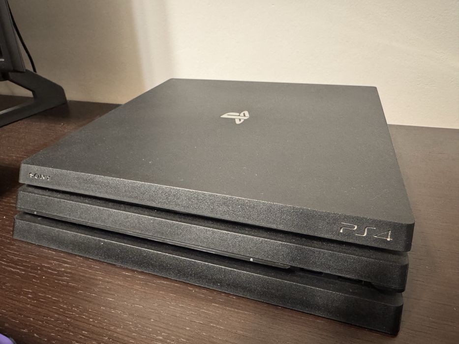 vand playstation 4 pro 1TB , 2 console , 4 jocuri
