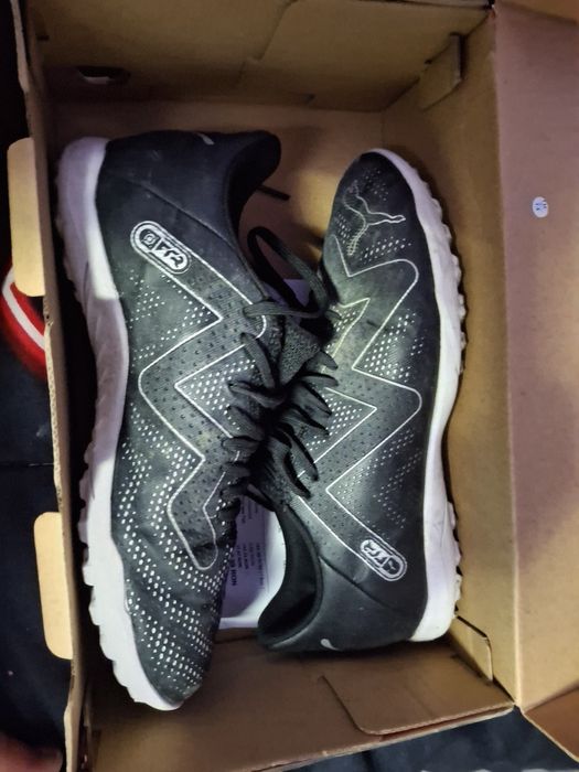 Vând ghete de fotbal