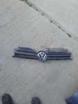 Grila Centrala cu Emblema Sigla de pe Bara Spoiler Fata Volkswagen Gol