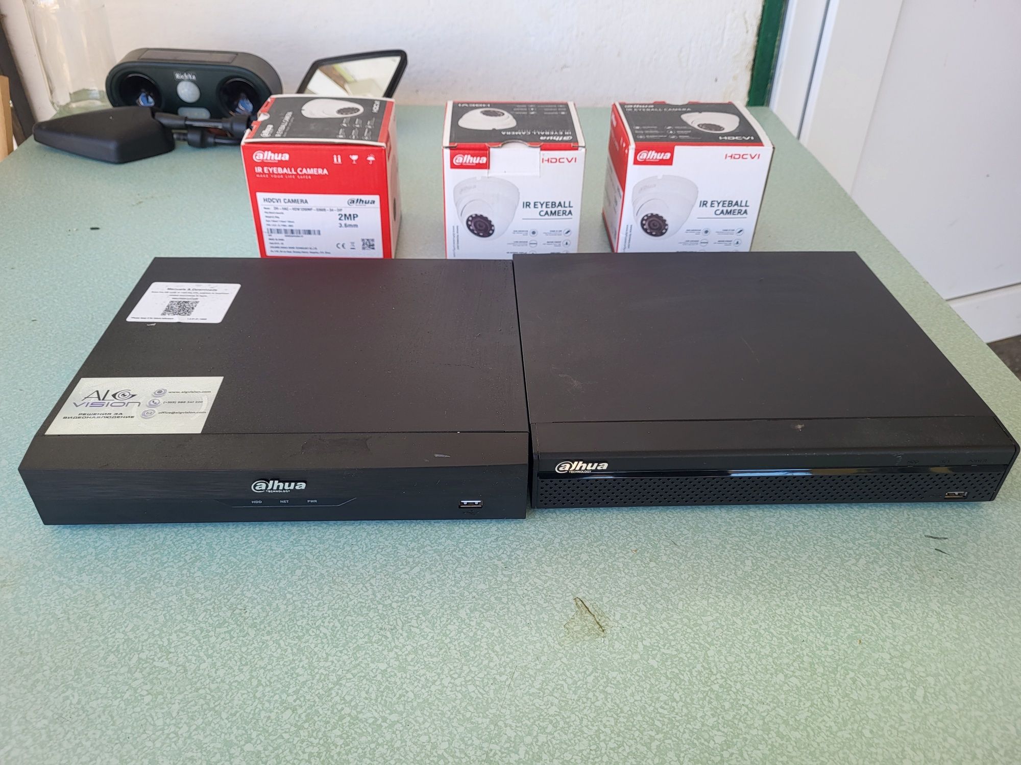 Продавам 2 NVR + 3 камери dahua