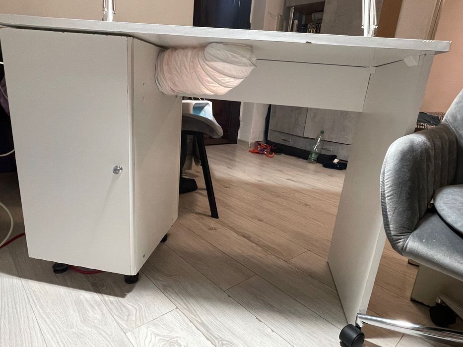 Masa manichiură cu aspirator încorporat