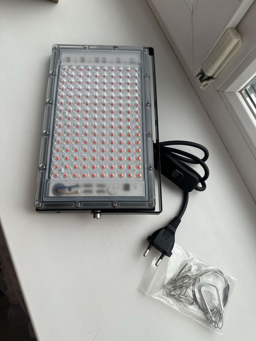 Фитолампа продам , 300вт , размер 22х12 ,              абсолютно новый