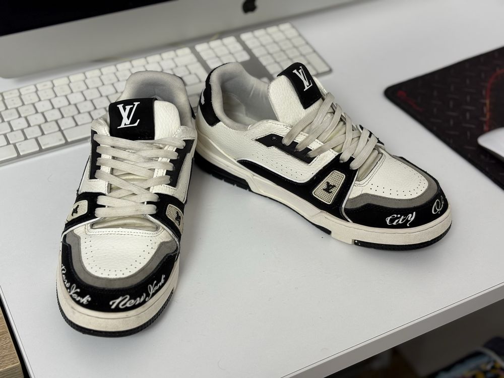 Louis Vuitton trainer black and white mar.41