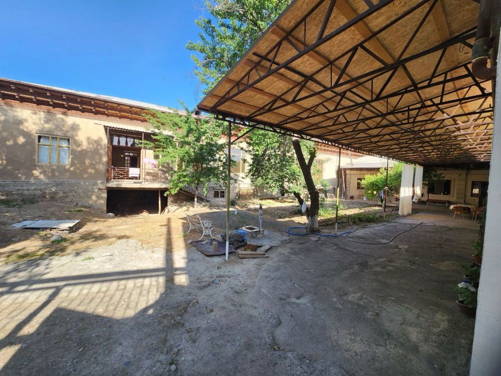Hovli uy sotiladi