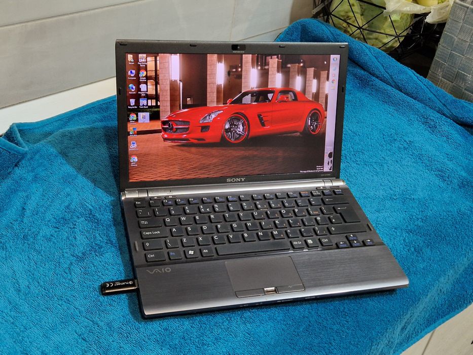 Laptop Sony PCG 6X2M cu două pete pe display