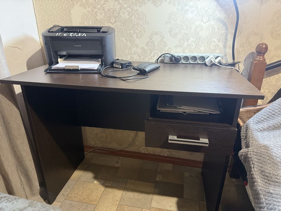 Рабочий стол с шкафчиком