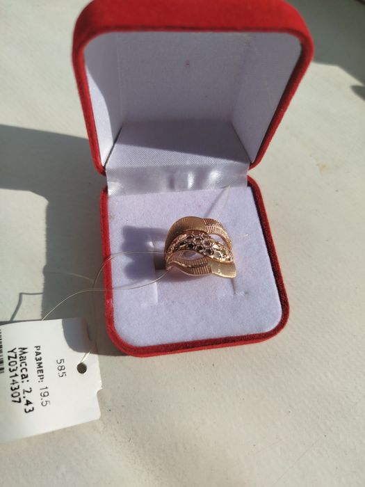 Продам женские золотые кольцо
