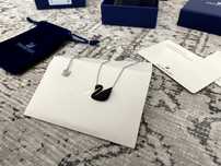 Colier Swarovski Swan lebădă neagra mărime medie cu lănțișor argintiu