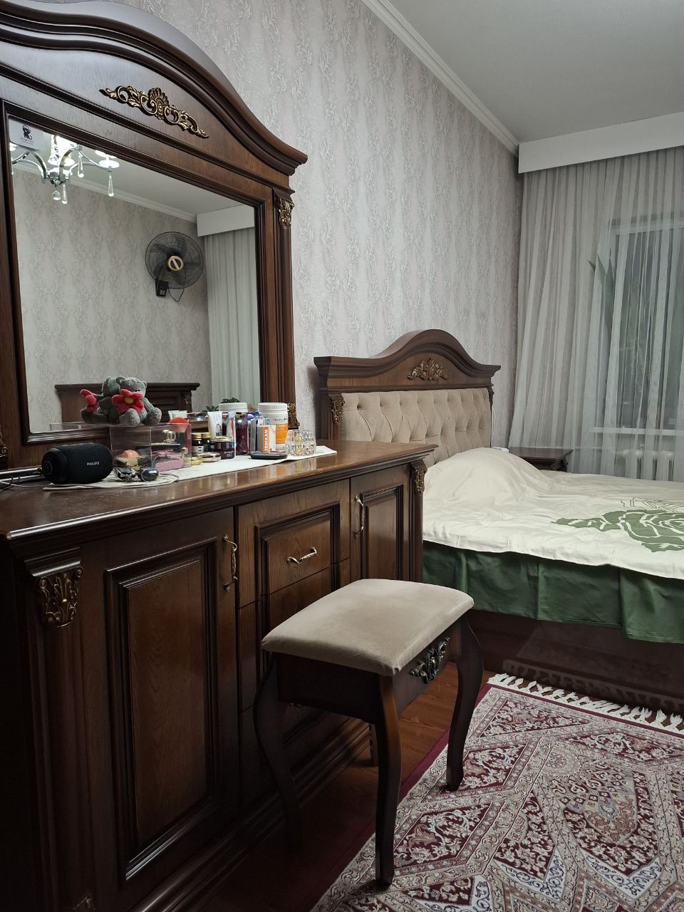 Продаю спальную мебель, из шпона, почти новый.