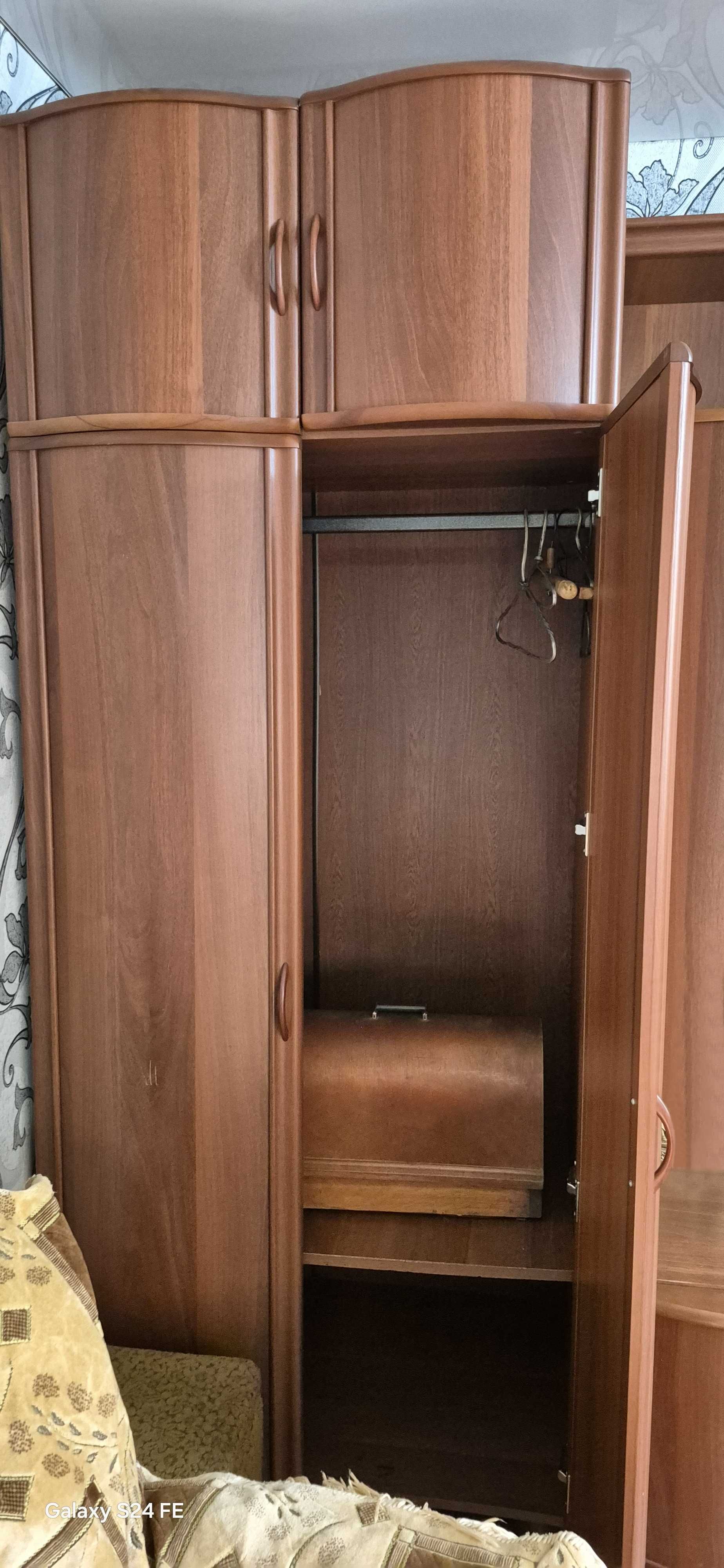 Продам отличную, очень крепкую Стенку- Горку в зал.