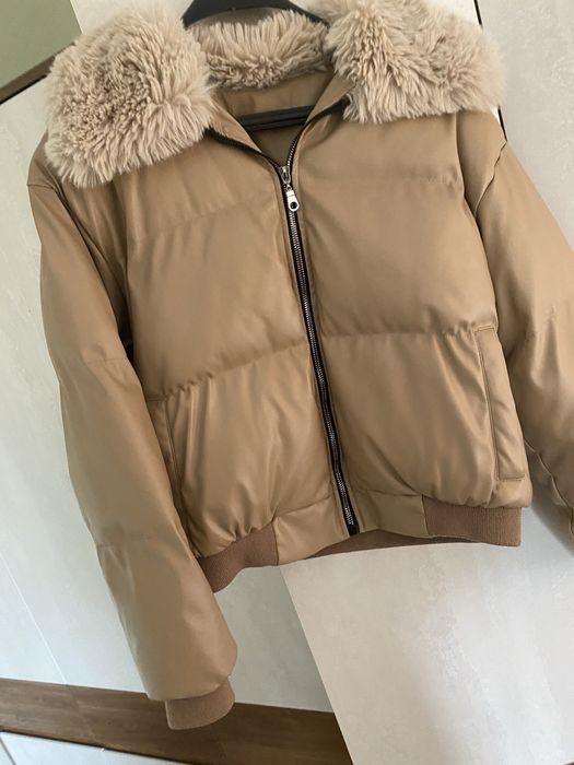 Дамско зимно бежово яке с кожена яка