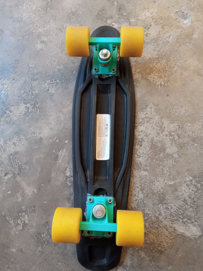 Vând 2 skateboard -uri la preturi avantajoase