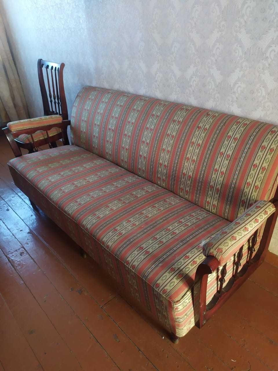 Мебель  румынская из красного дерева