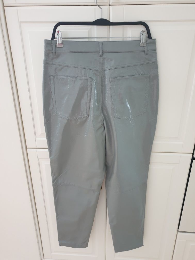 Pantaloni H&M din piele ecologica lacuita