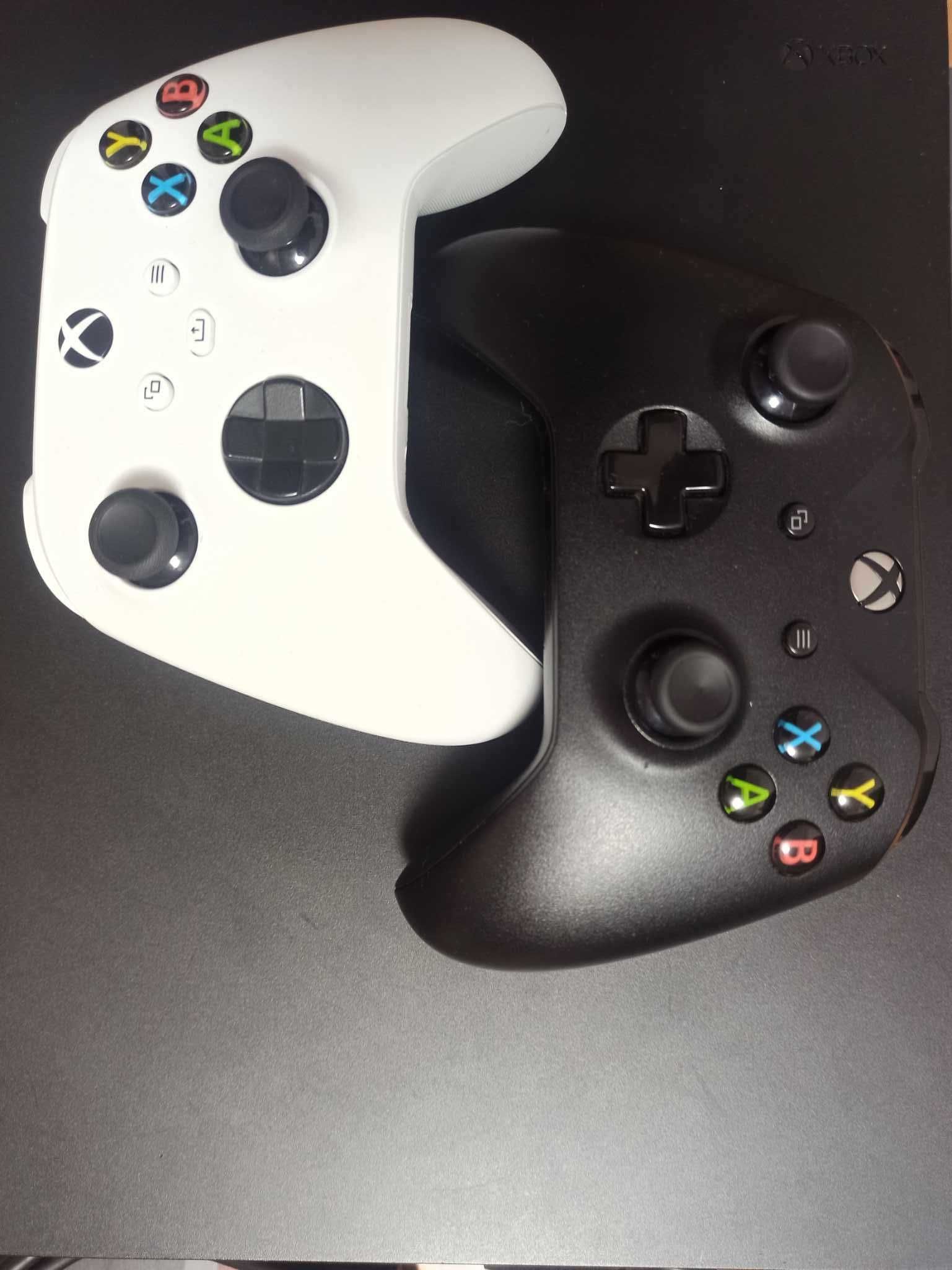 XBox One X + 2 Controllere