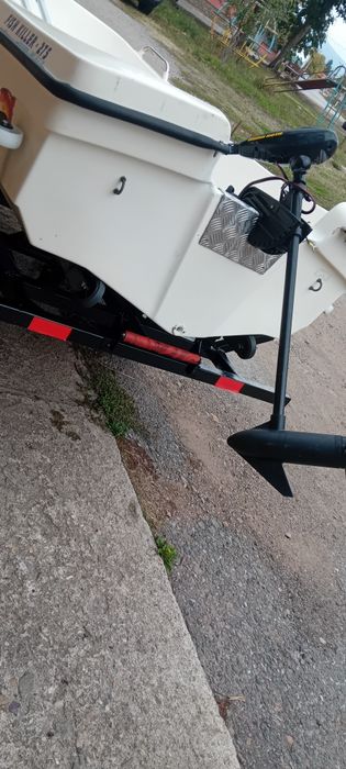 Лодка с колесар и двигател