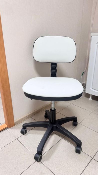 Стульчик на колесиках