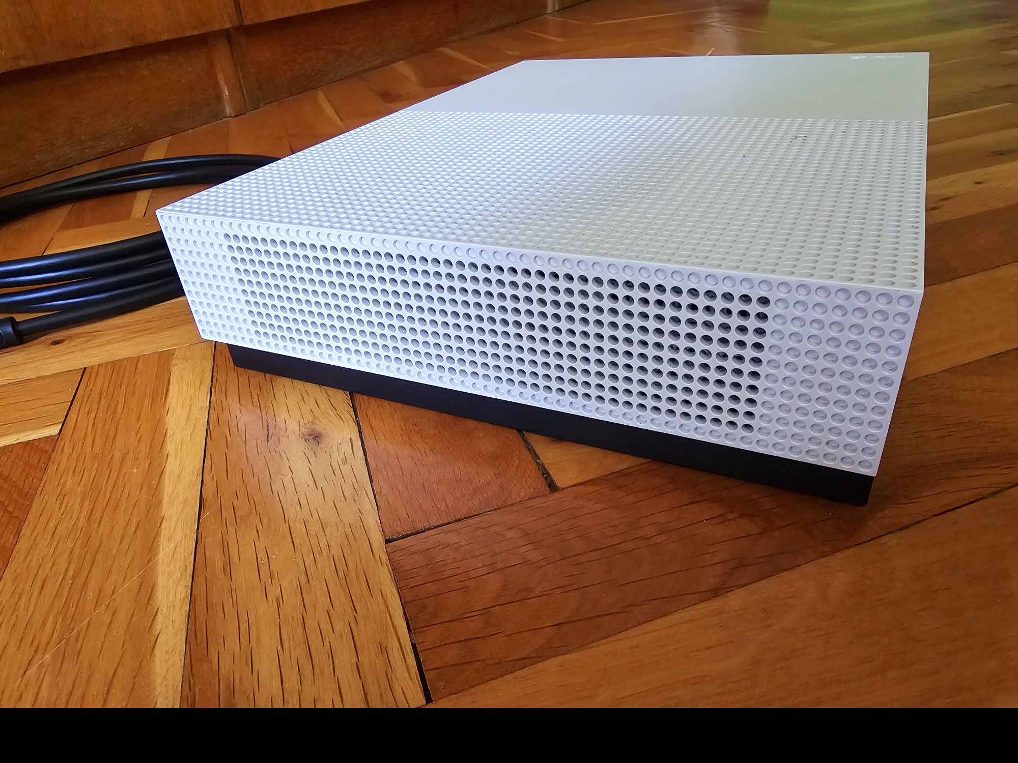 Xbox One S 1TB + 2 джойстика