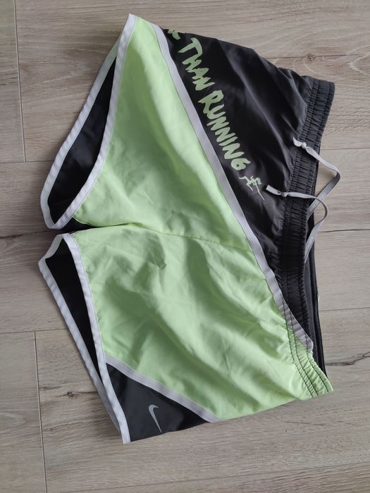 Pantaloni scurți Nike mărimea XS