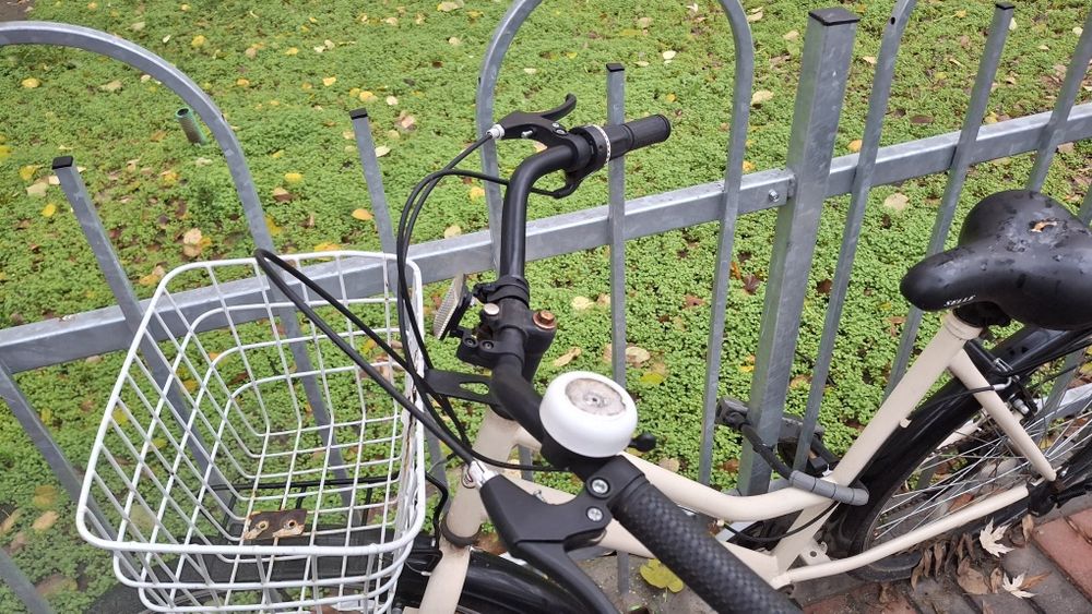 Bicicleta bej, de dama, functionala