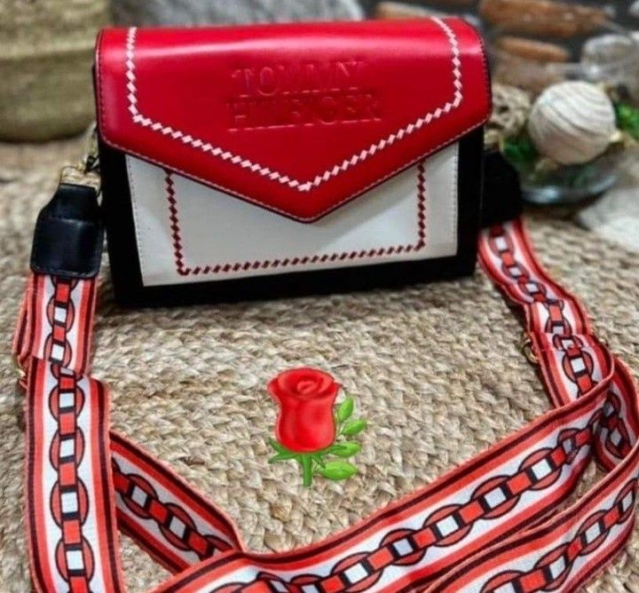 Geanta crossbody, curea lata,logo imprimat, saculet, etichetă