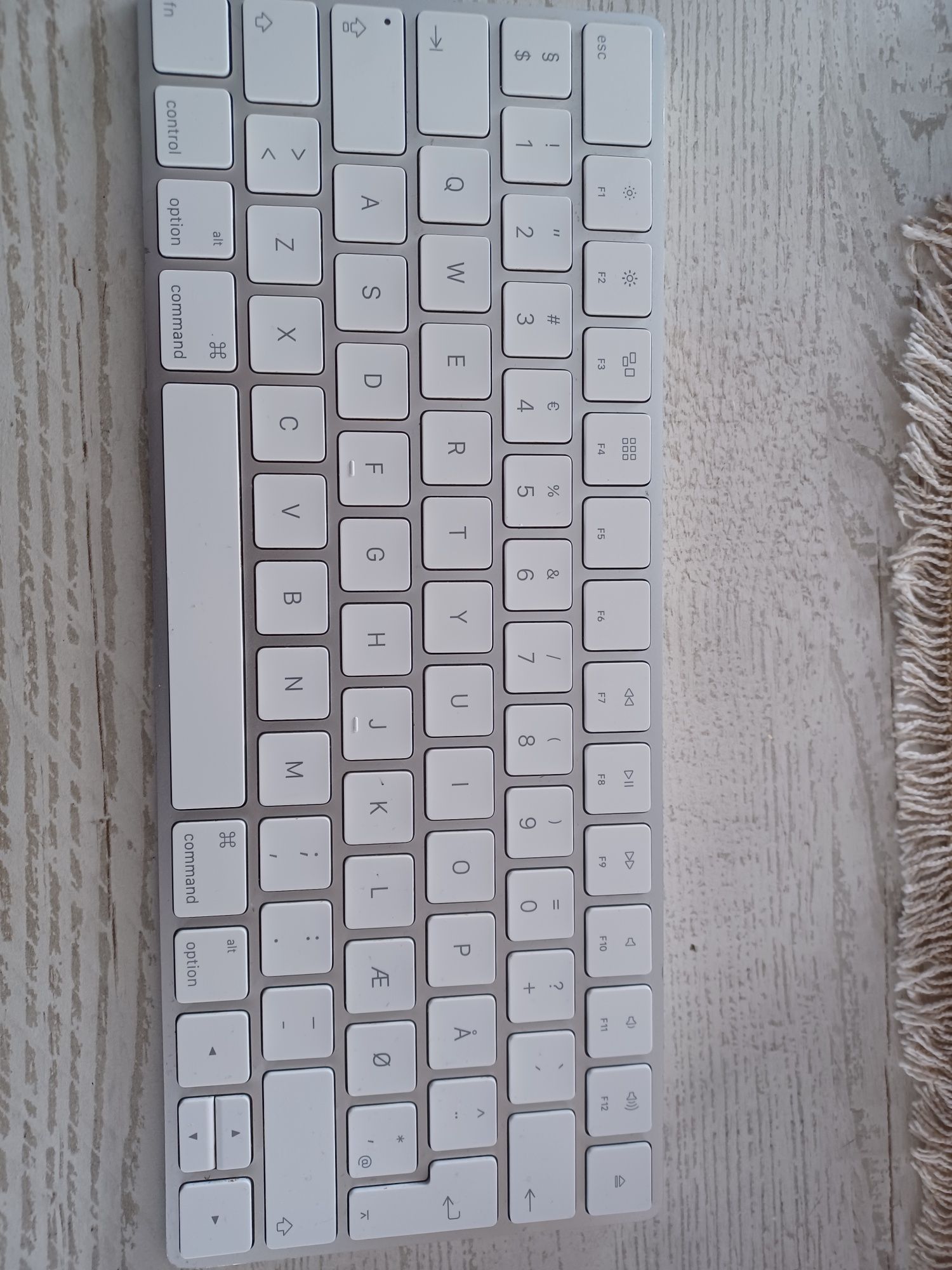 Tastatura Apple 2 cu încărcare.