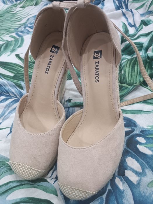 Papuci purtați foarte puțin