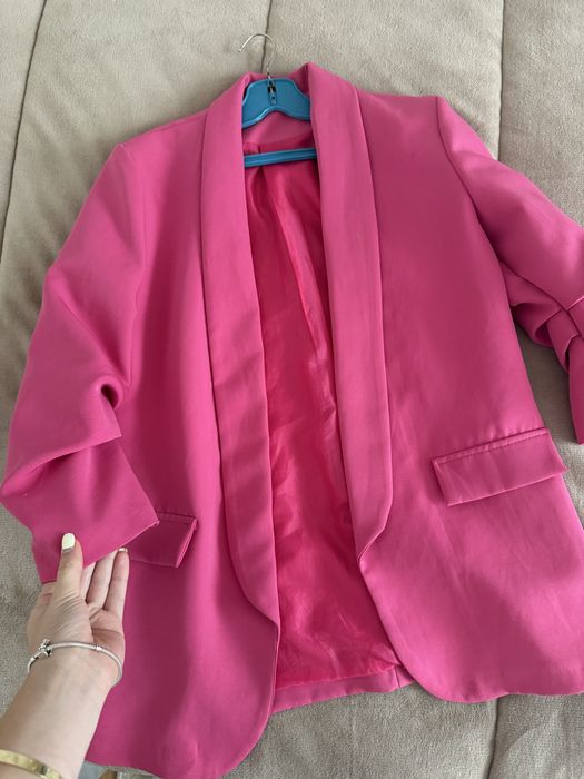 Дамско сако в цвят розово.