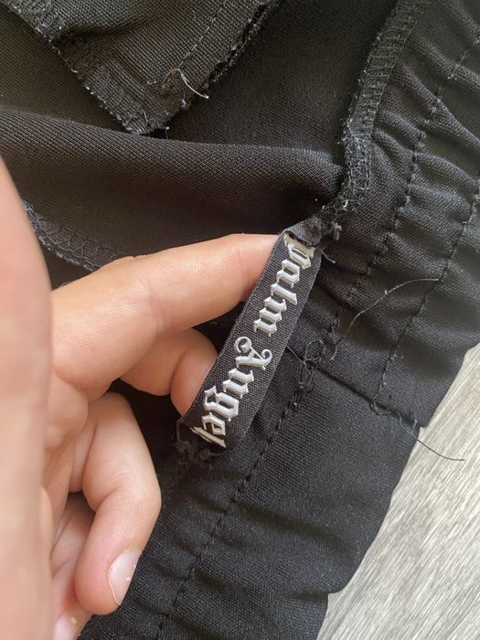 Pantalonii scurtii palm angels