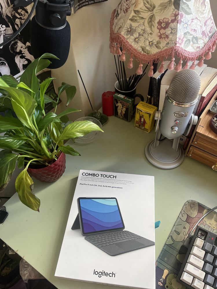 Logitech Combo Touch клавиатура за iPad 11-inch (1st-4th gen)