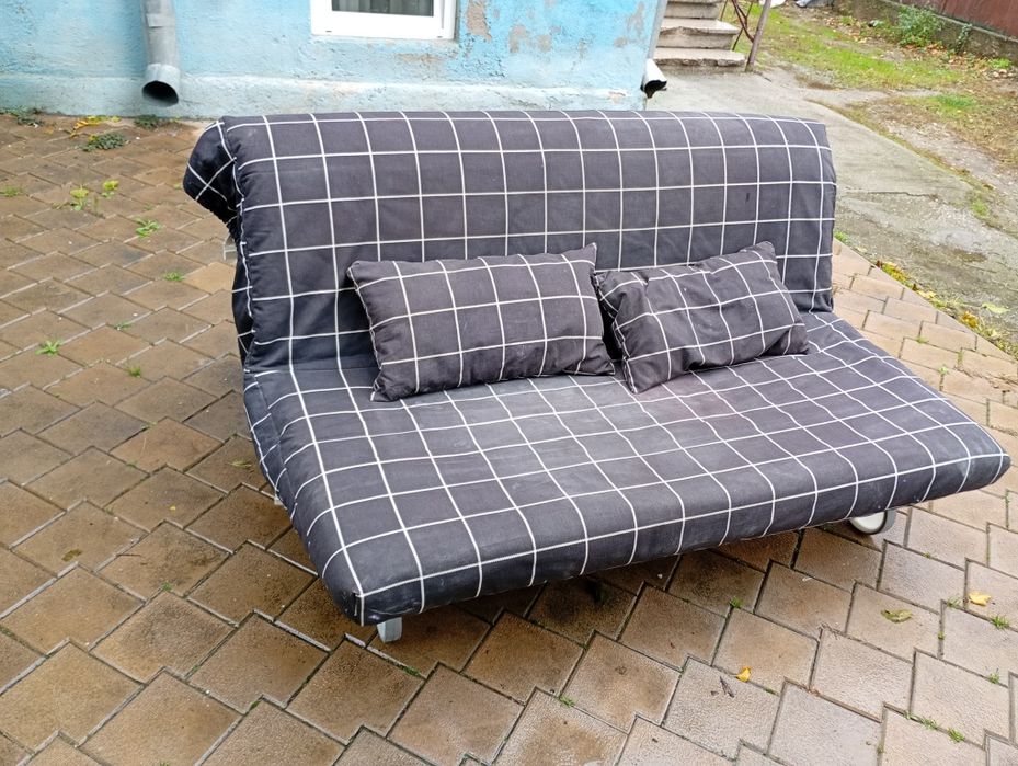 Vând dormitor .șifonier 2 uși. 1servanta  1 noptiera+canapea extensibi