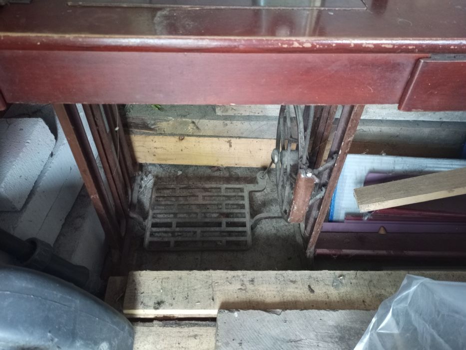 vând mașină de cusut Ileana veche cu talpă