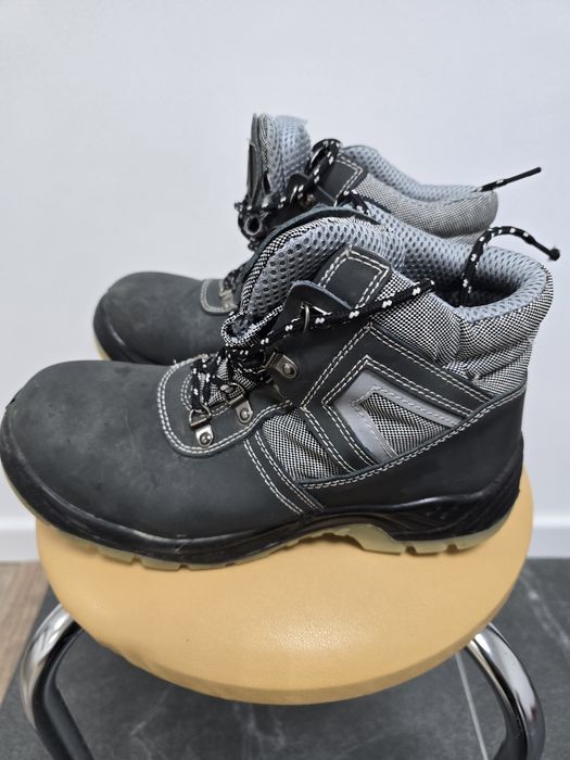 Рабочие сефти ботинки.