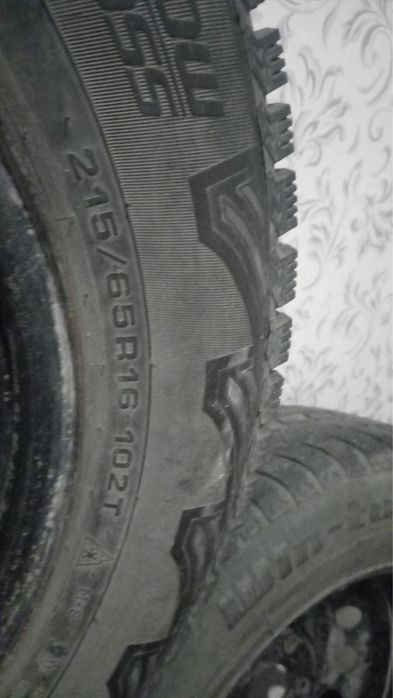 зимние шины с шипами почти новые