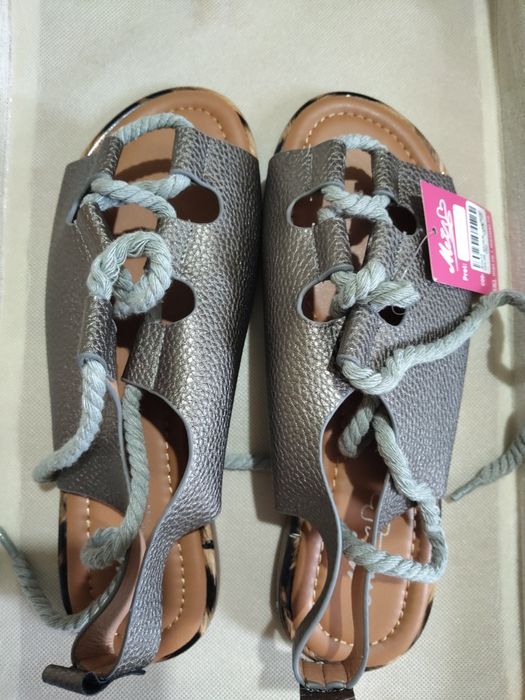 Sandale noi ,cu sireturi