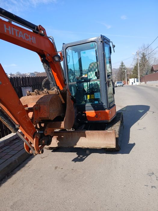 Închiriez excavator și man de 7.5