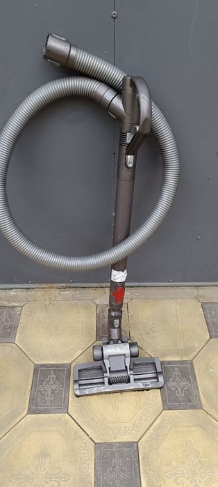 Шланг в комплекте труба телескопическая с щеткой  Dyson