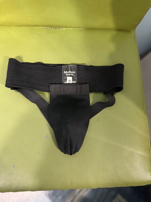 Спортивный череый бандаж