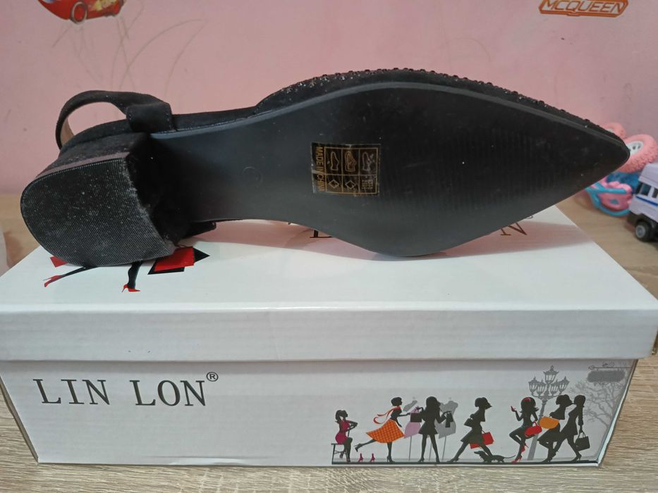 Pantofi cu calcai decupat , cu bretele