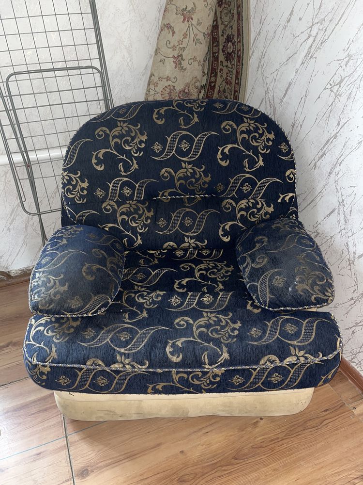 продаем диваны с креслом