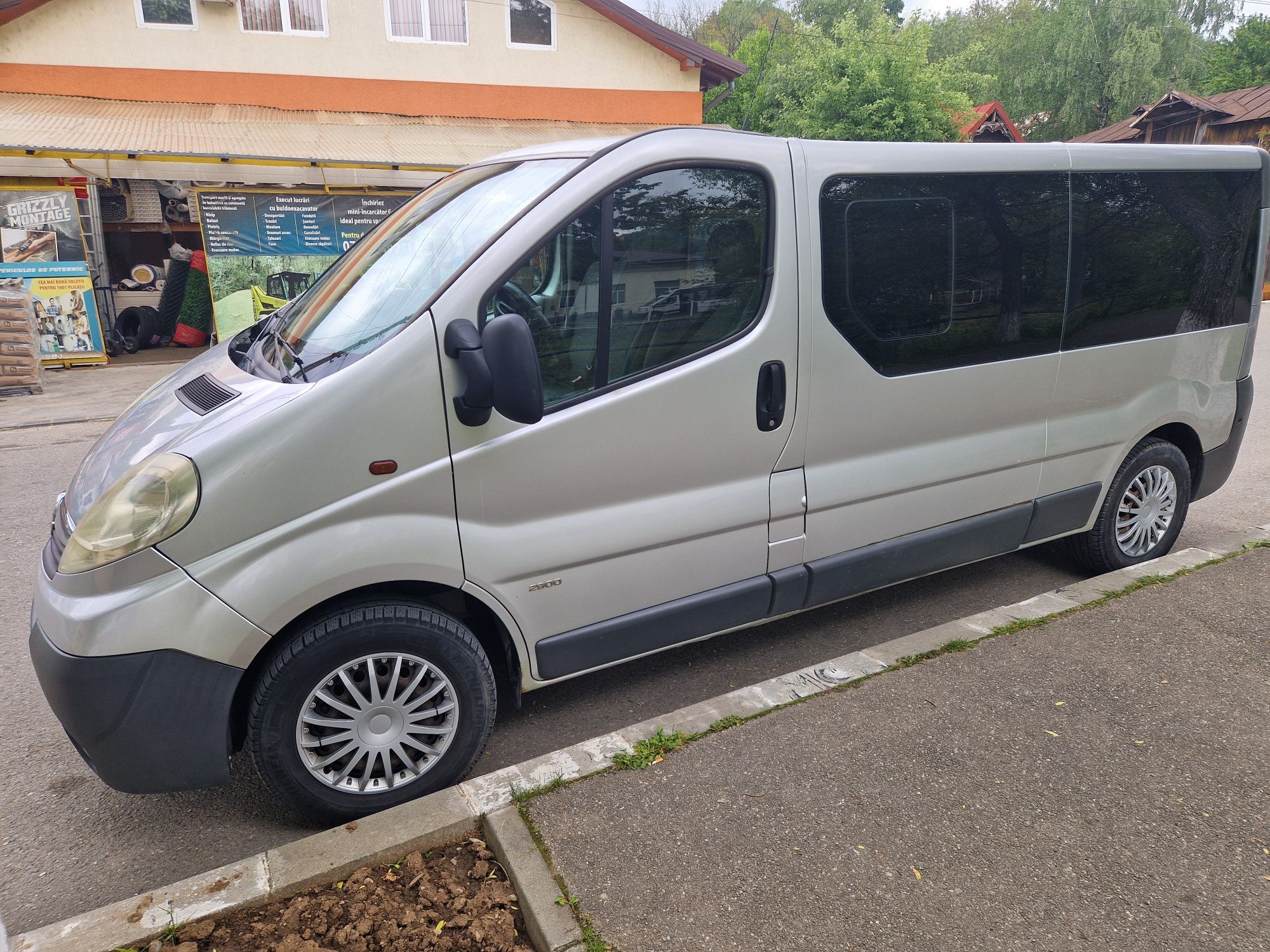 De vânzare Opel Vivaro 8+1 locuri an 2010