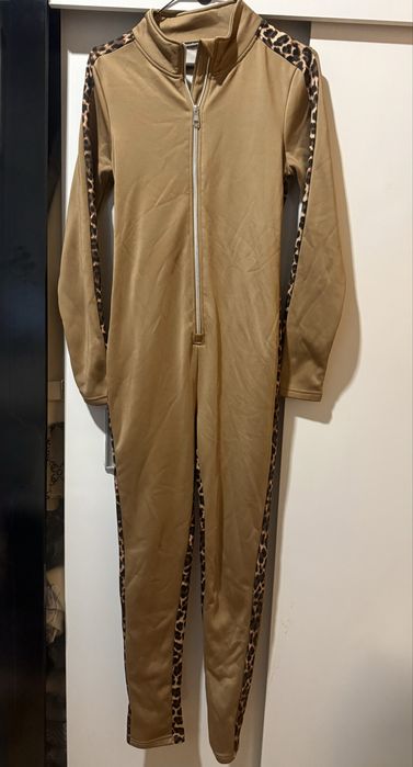 Разнообразни дамски дрехи – различни размери S–L