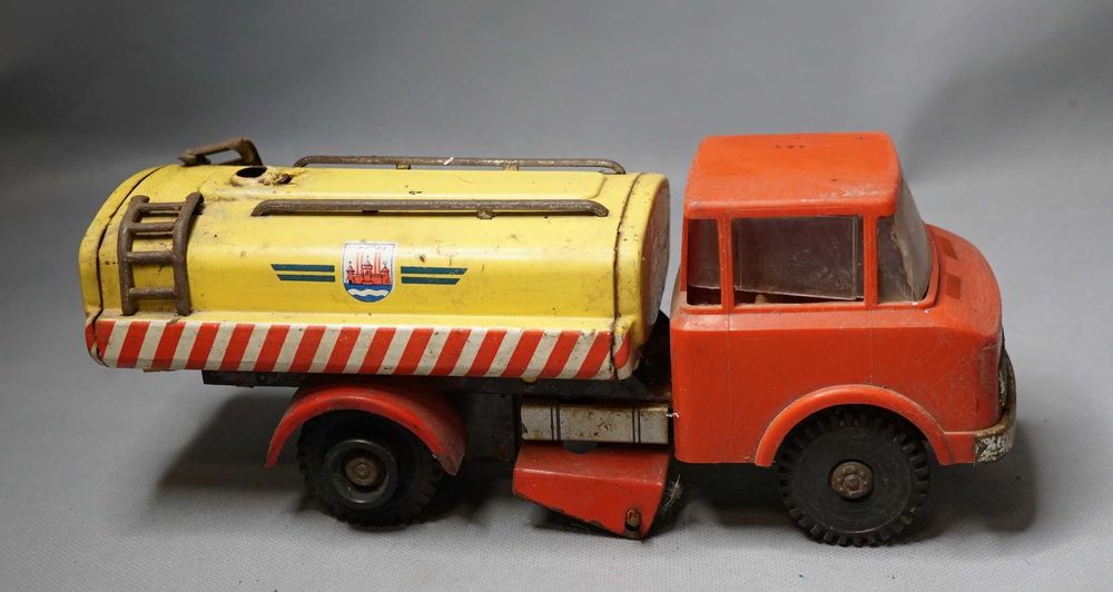 Стара метална ламаринена играчка модел камион цистерна