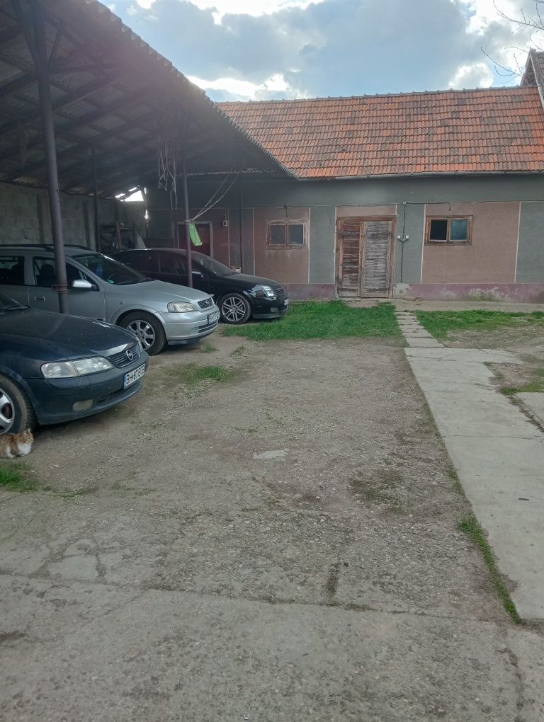 Vând casă familială în Biharia