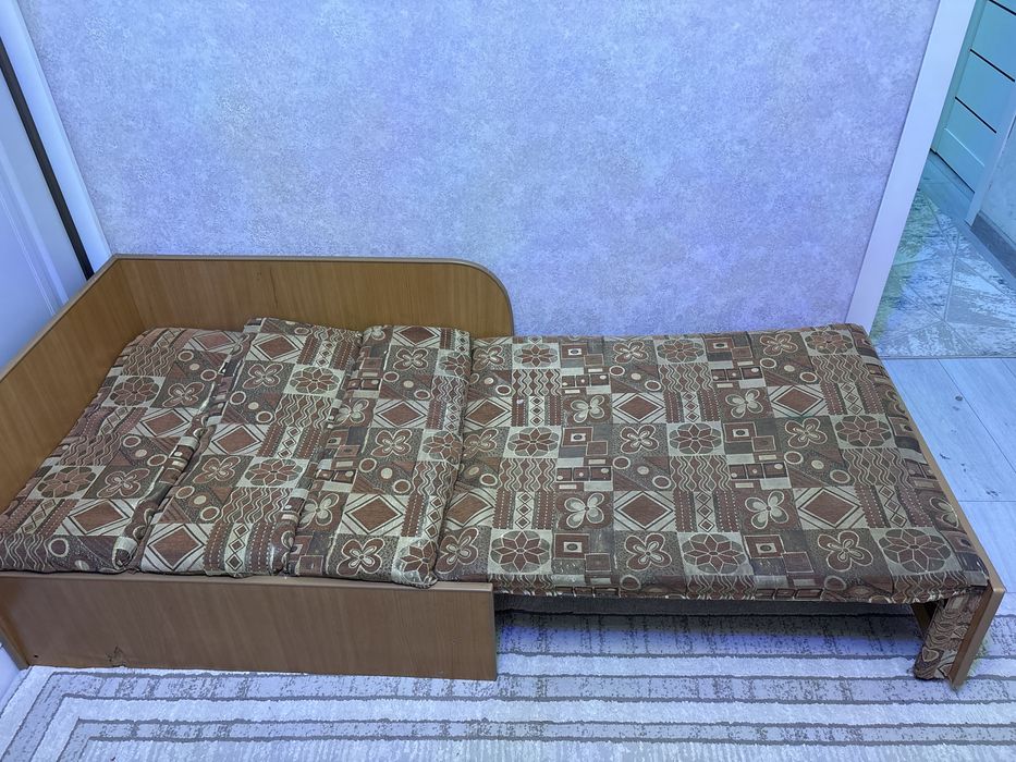 Кровать , диван