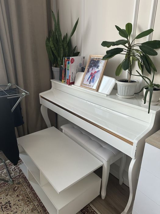 Продам пианино белое со стулчиком
