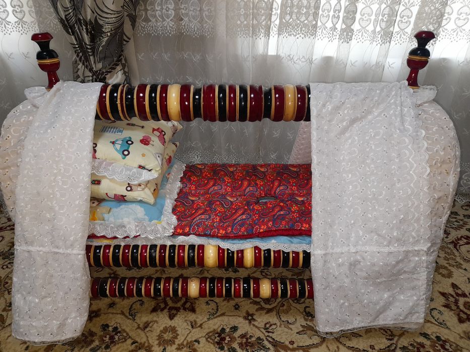 Chaqaloq uchun beshik sotiladi