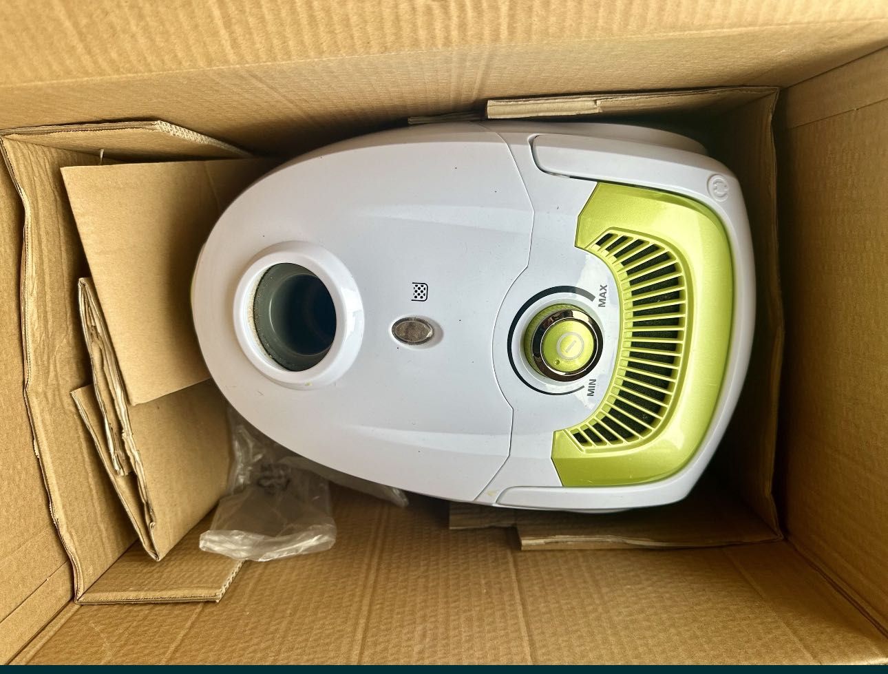 Aspirator STAUBSAUGER 700W cu sac