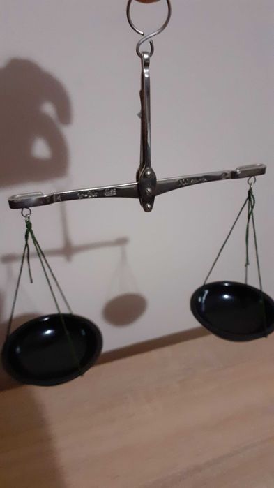 Стара бижутерска везна